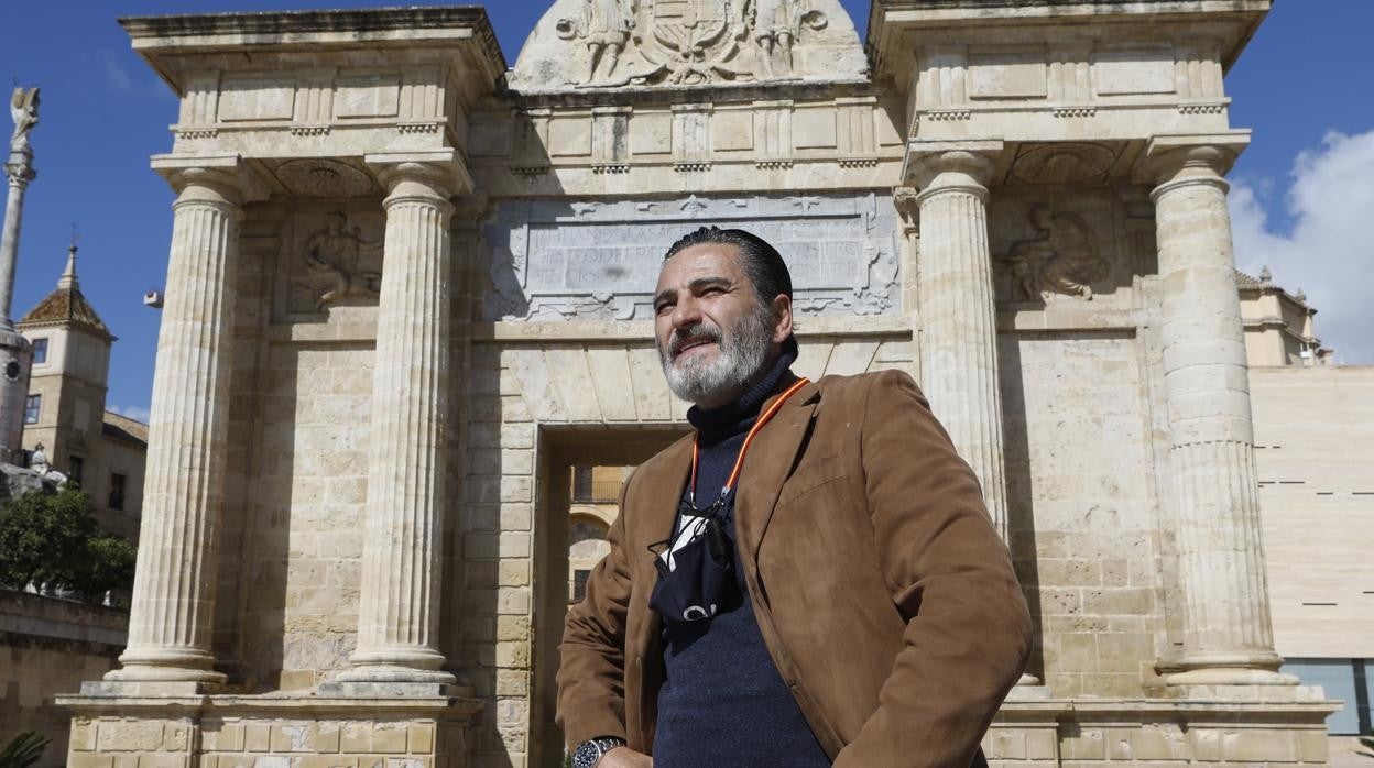 José María Tejero, ante la Puerta del Puente