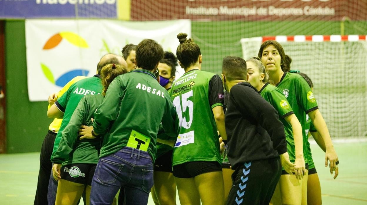 Las jugadores del Adesal Córdoba, durante un tiempo muerto