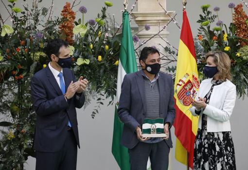 El triatleta Miguel Ángel Roldán recibe la Bandera de Andalucía