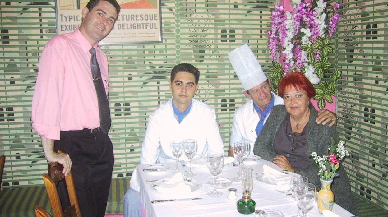 En el restaurante La Alcaría de Ramos con su mujer, Maribel Romero, y sus hijos