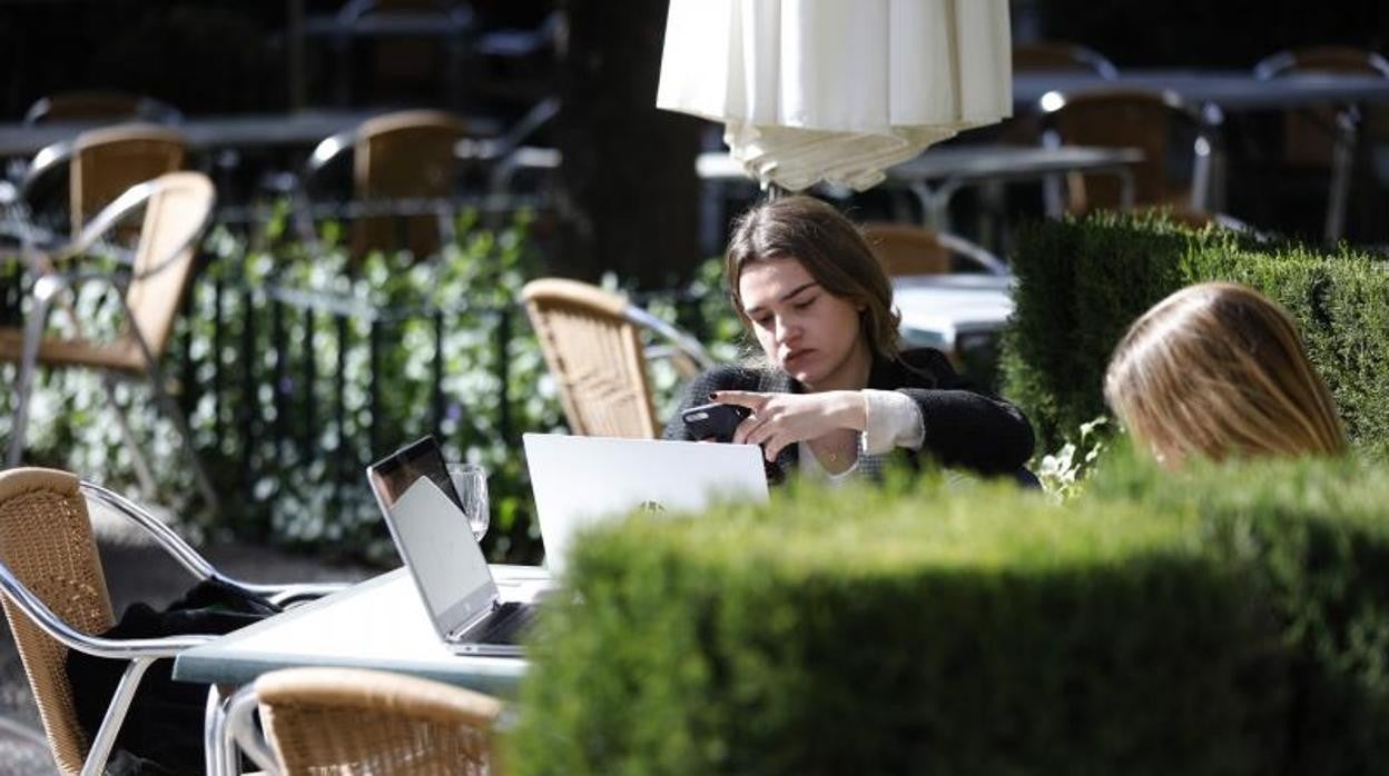 Dos jóvenes, al sol en uno de los patios del Real Círculo de la Amistad