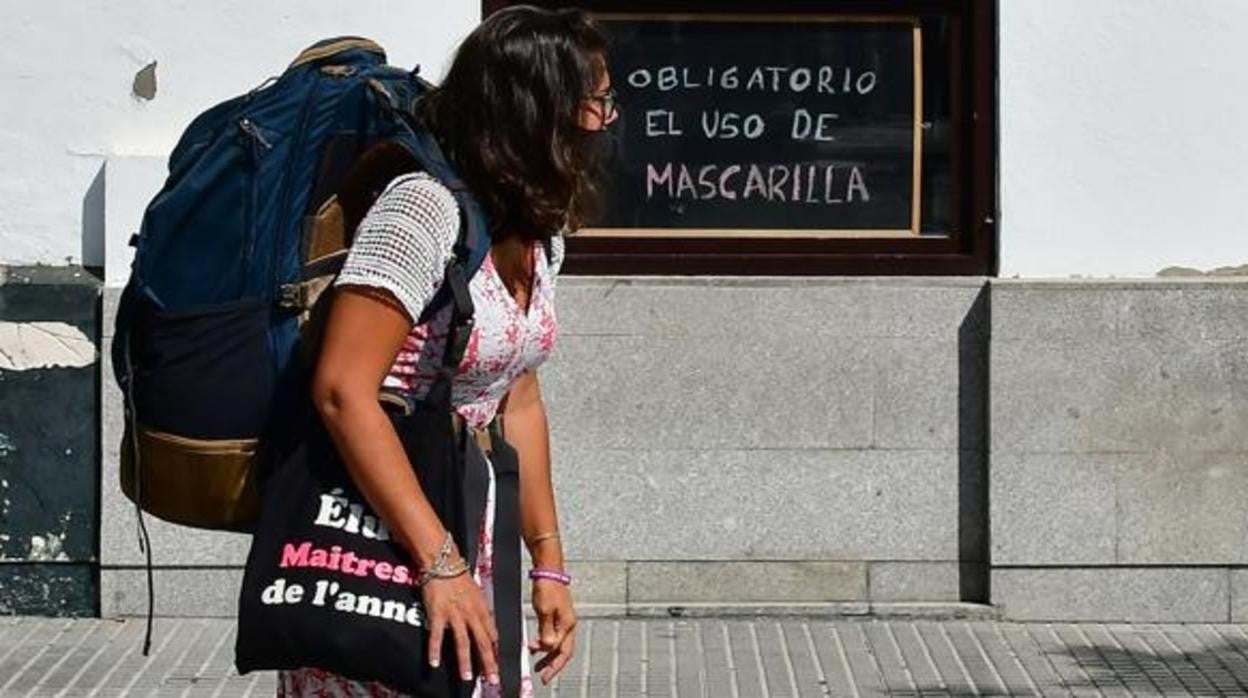 Una turista con mascarilla el pasado verano en Cádiz