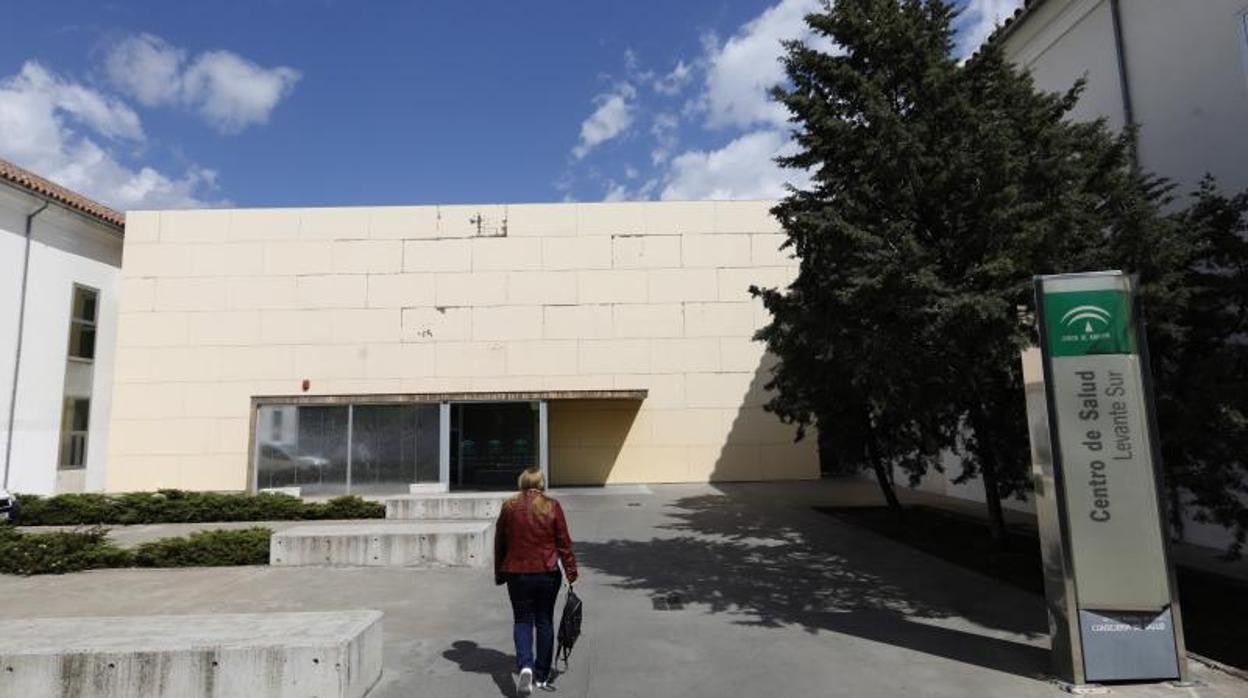 Una mujer entra al centro de salud Levante Sur