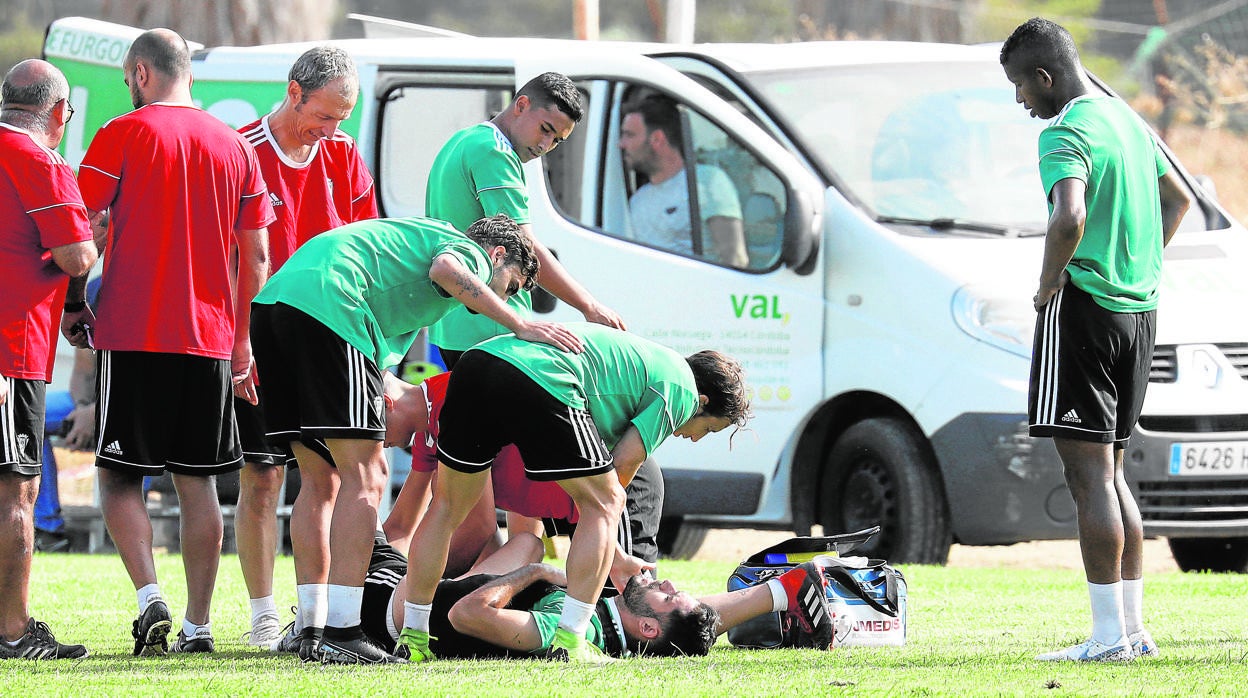 Los médicos de Beiman atienden Vallejo en un entrenamiento del Córdoba en 2019