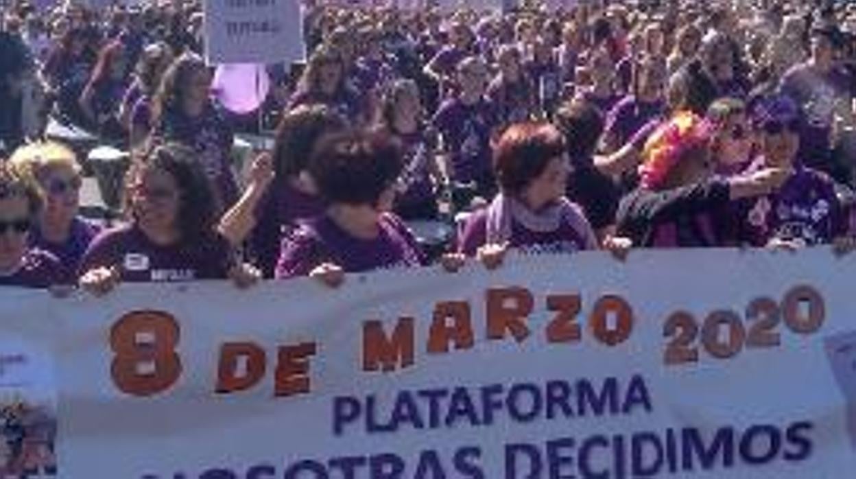 Fernando Simón defiende las marchas del 8-M,cuyo riesgo ve menor que el de un paso en Semana Santa