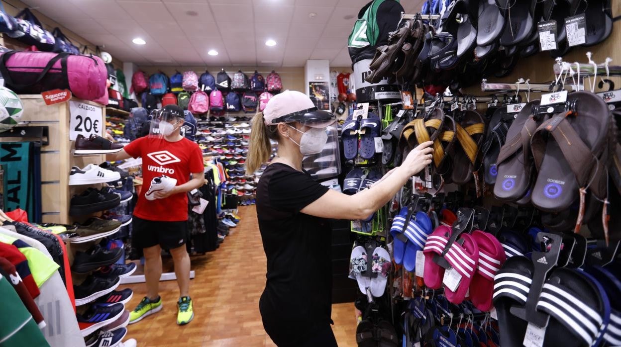 Dos personas en una tienda de deportes en Córdoba