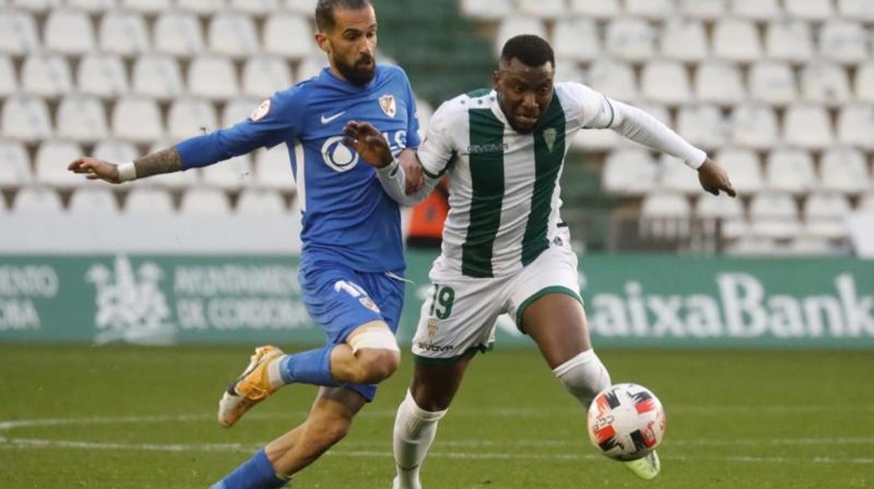 Traoré disputa un balón en el partido ante el Linares