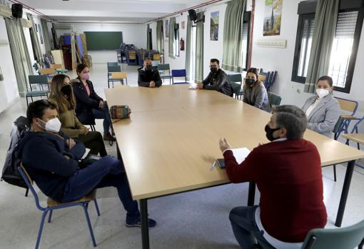 El director del colegio Al-Ándalus con padres en una visita