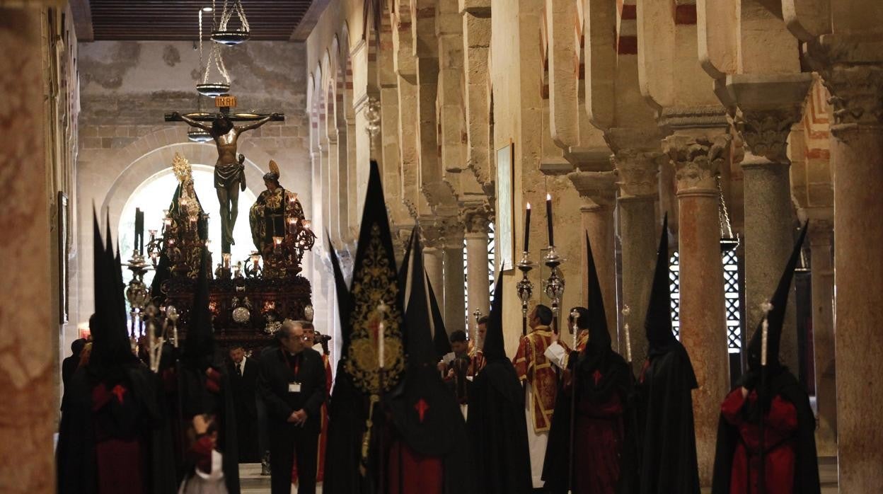 La cofradía de las Penas, en su estación de penitencia en la Catedral de Córdoba