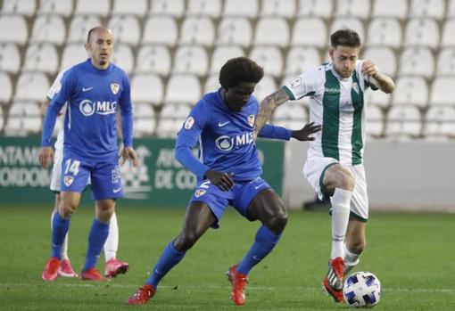 Nahuel Arroyo en el partido ante el Linares