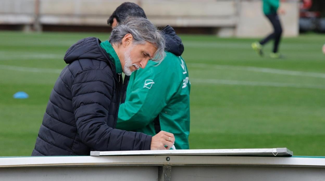 El entrenador del Córdoba CF, Pablo Alfaro, escribe en la pizarra en la Ciudad Deportiva