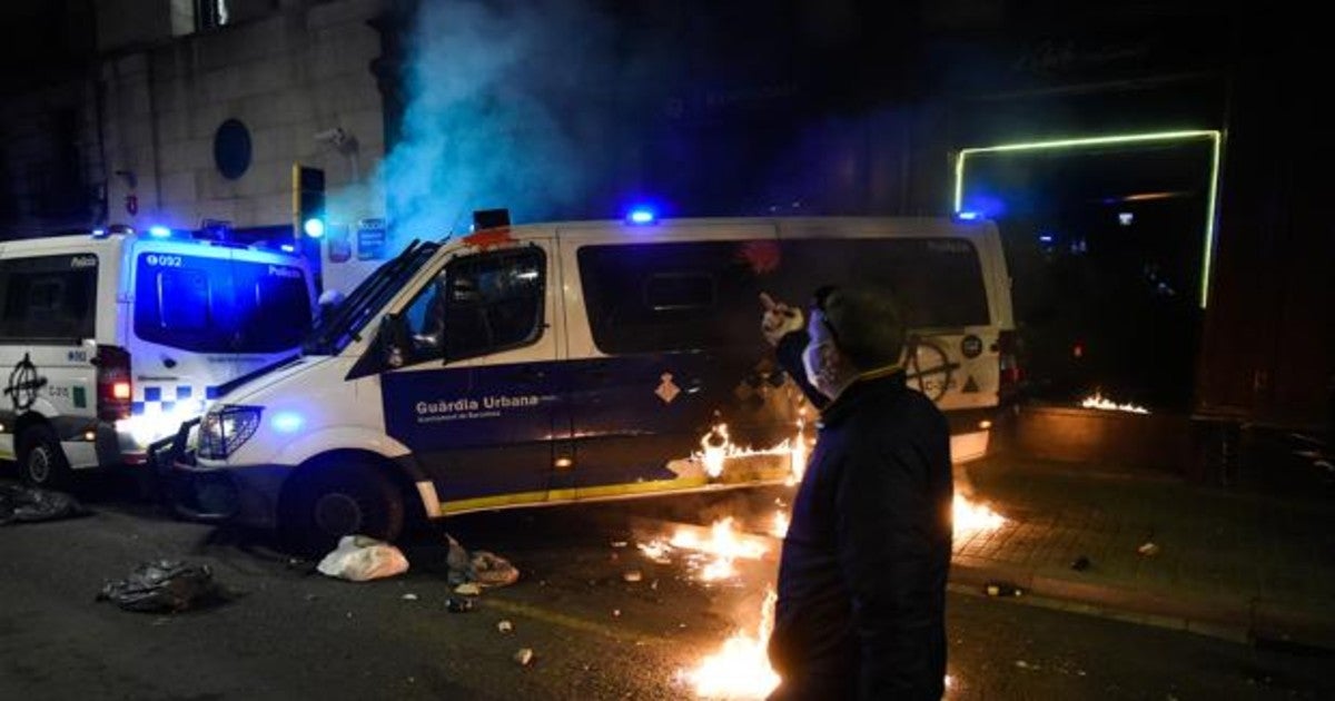 Un coche de la Guardia Urbana de Barcelona incendiado por los ataques de grupos violentos