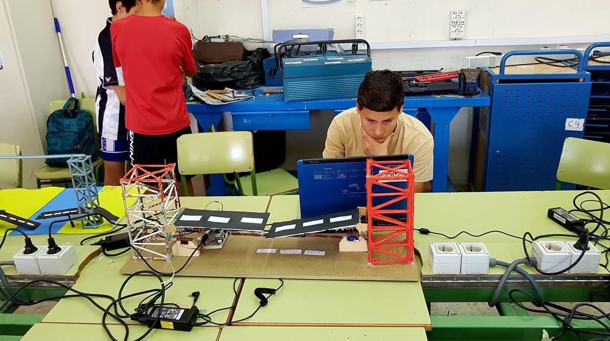 Los alumnos estudian y fabrican una maqueta con un puente levadizo