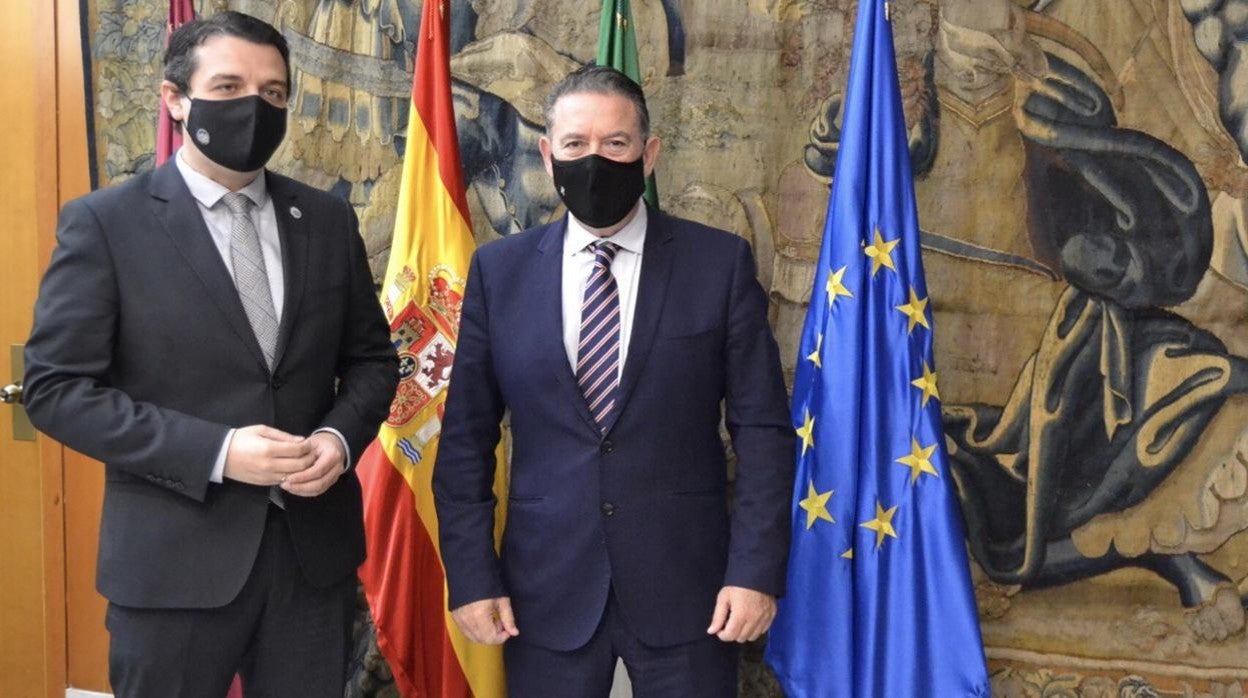 Los alcaldes de la capital y Linares, hoy en el Ayuntamiento de Córdoba