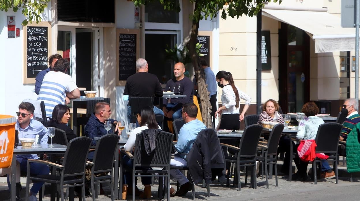 Ambiente de terrazas en la Ribera de Córdoba durante el Puente de Andalucía