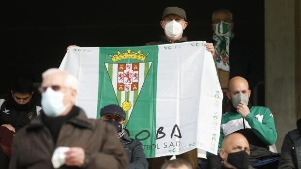 Más de 900 abonados del Córdoba CF solicitan asistir al partido del domingo ante el Real Murcia
