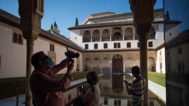 Andalucía aboga por mantener el cierre perimetral en Semana Santa y descarta trasladar los festivos