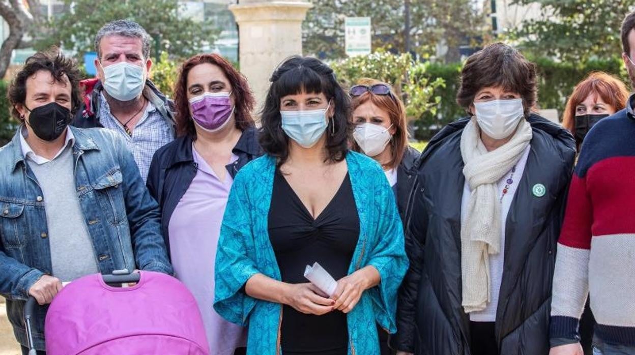 La parlamentaria autonómica Teresa Rodríguez (c), junto a Kichi, Pilar González, y otros diputados afines