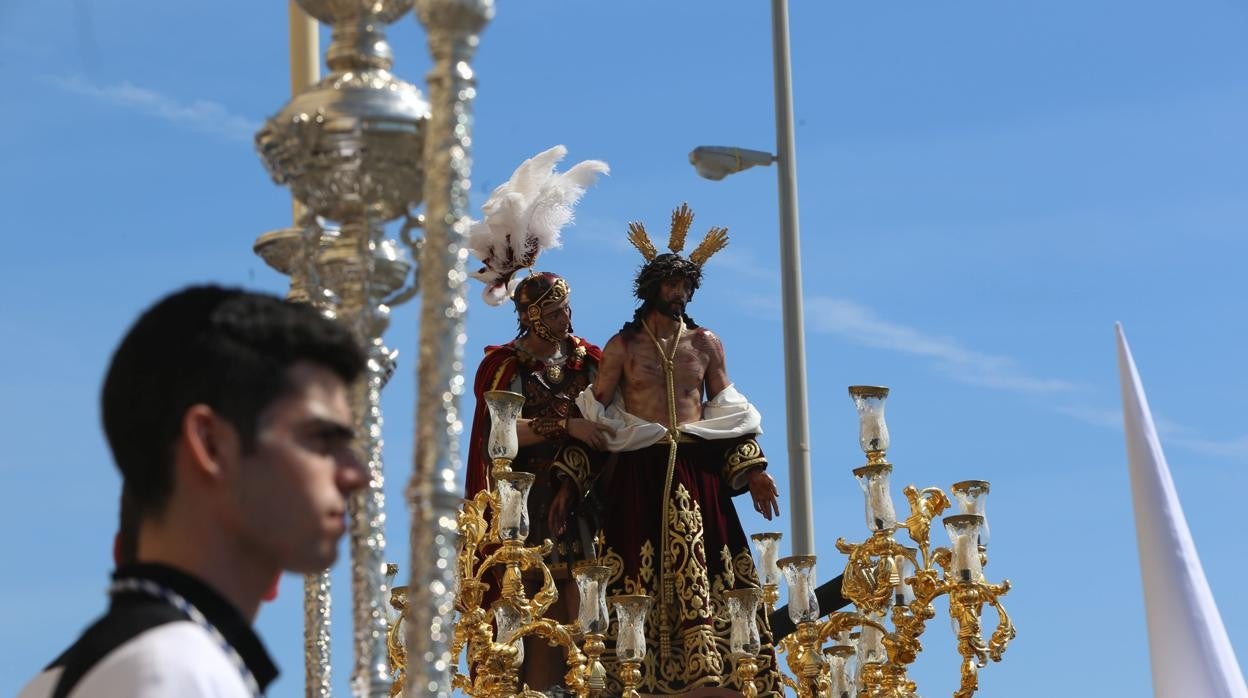 Imagen del Despojado a su paso por las calles de Cádiz en Semana Santa.