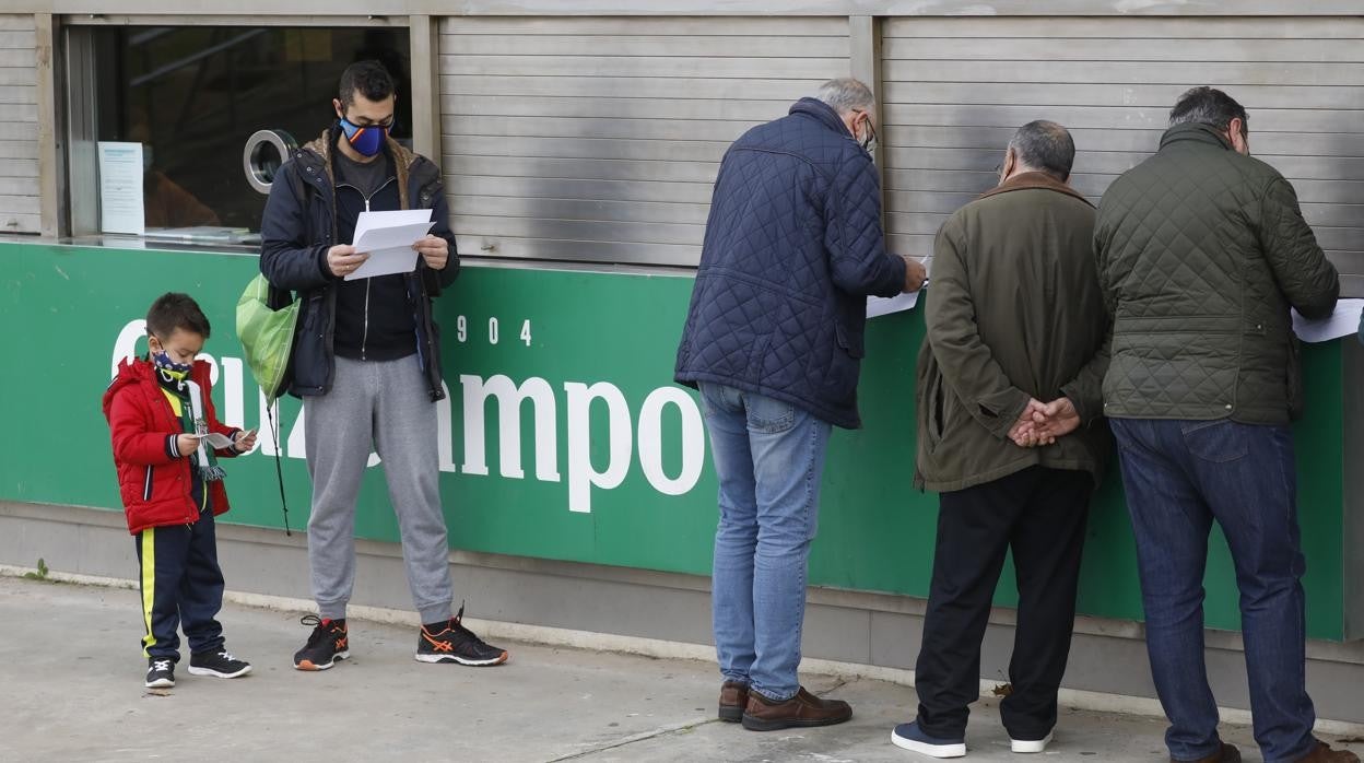 Seguidores del Córdoba CF, en las taquillas del club