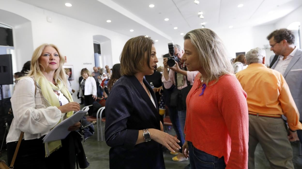 Ambrosio y Albás conversan en los momentos previos a un debate electoral en mayo de 2019