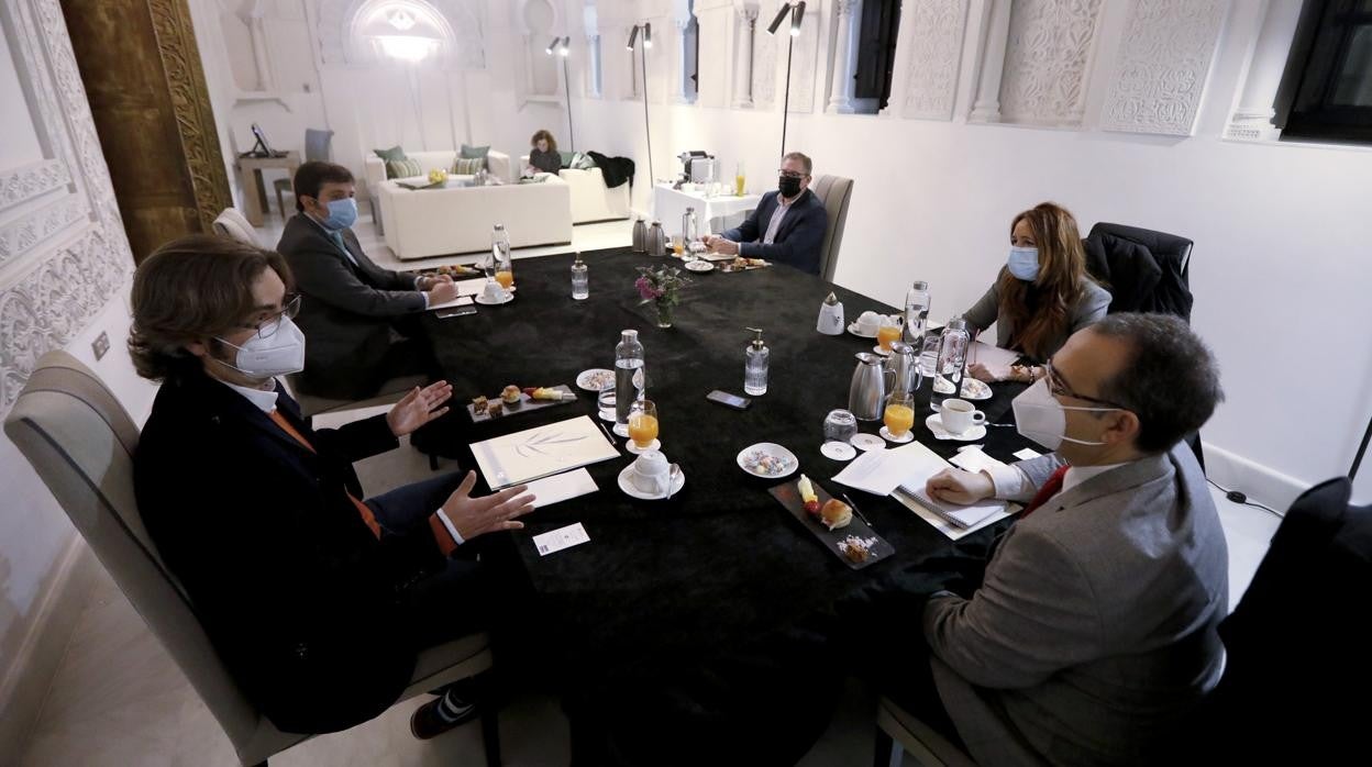 Los participantes en el desayuno de redacción en el hostel Hospes Palacio del Bailío