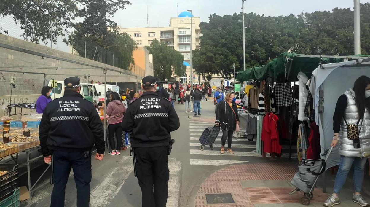 Control en un mercadillo policial en un mercadillo de la capital almeriense.