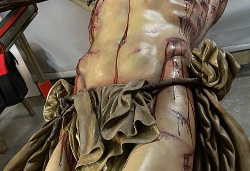 Detalle del torso y el paño de pureza del Cristo de la Gran Entrega