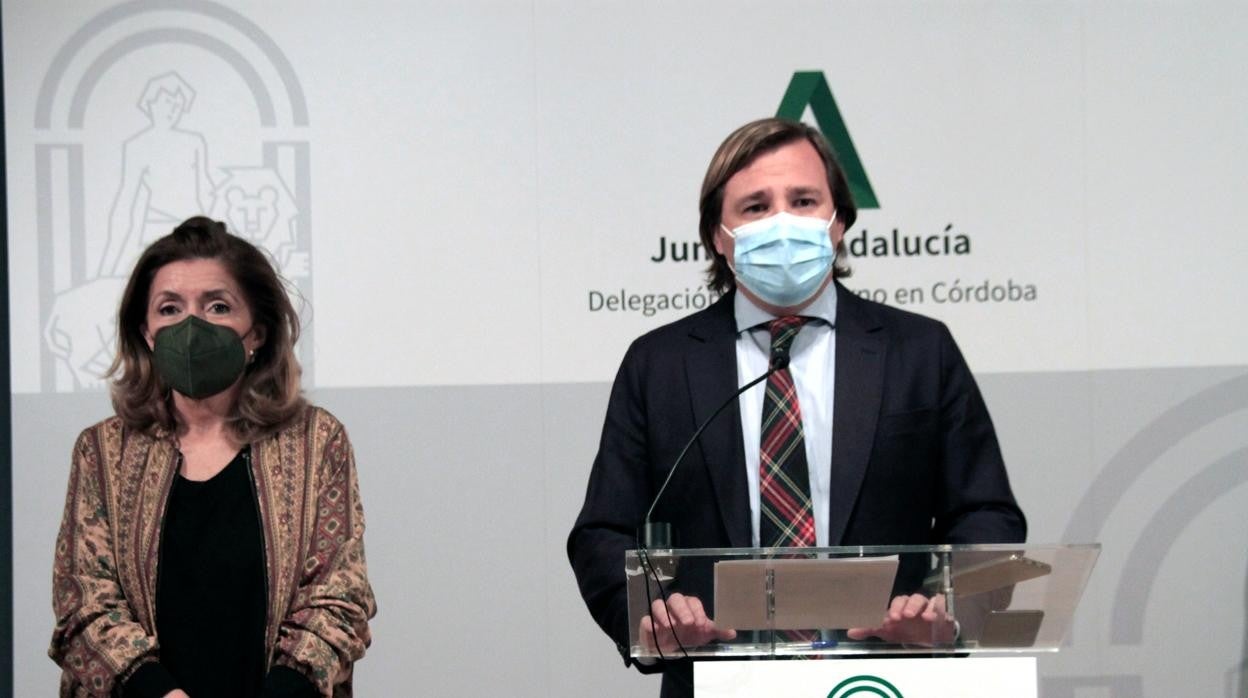 Los delegados de Salud y del Gobierno, ayer en una rueda de prensa