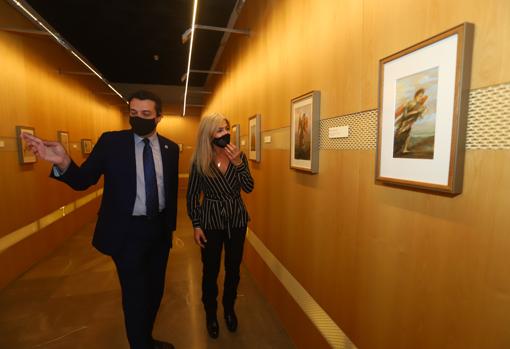 El alcalde de Córdoba y la consejera de Cultura observan las obras en la exposición de Ginés Liébana