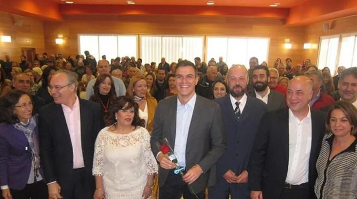 Pedro Sánchez, con la presidenta de Guadalquivir Futuro en 2015 en un acto de esta fundación