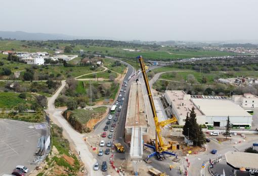 Vista panorámica de las obras; al fondo, la N-432