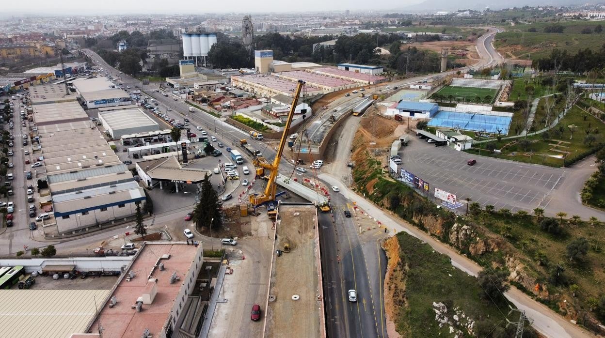 Vista panirmámica de las obras, con una gran grúa en el centro para colocar el tablero elevado