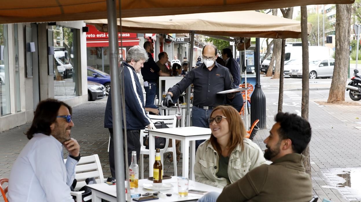 Tarde de terrazas en Córdoba durante la primera fase de la desescalada del año pasado, en el mes de mayo