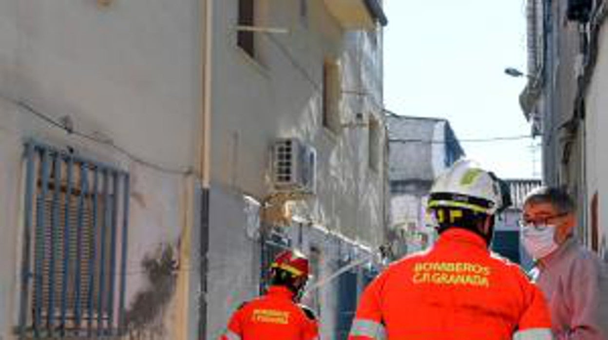 Bomberos en Santa Fe después de uno de los terremotos de febrero