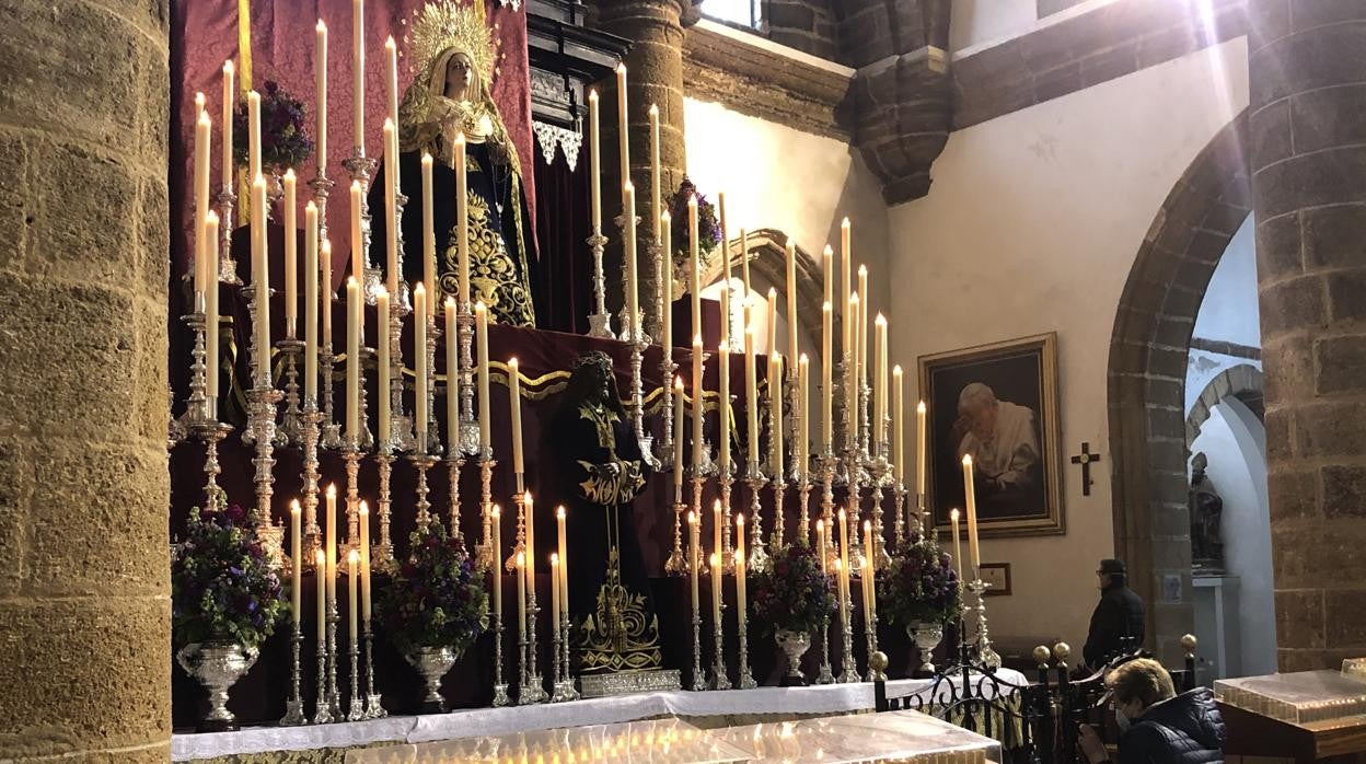 Una devota se arrodilla ante las imágenes del Medinaceli y María Santísima de la Trinidad