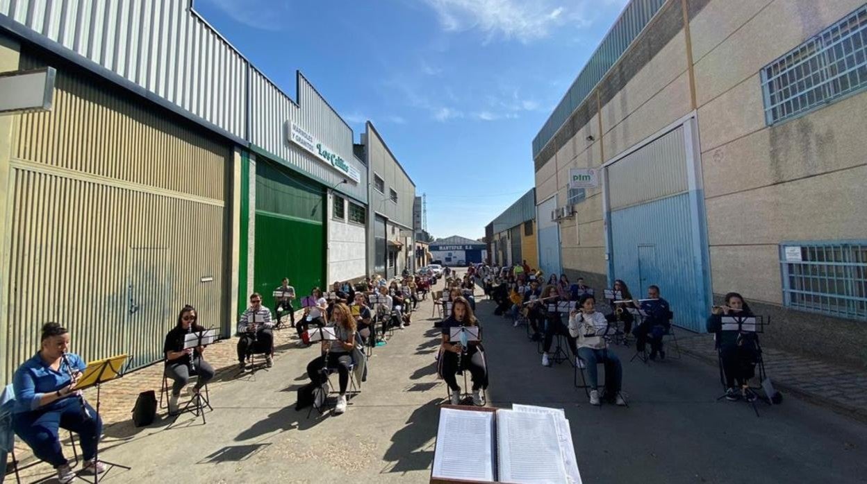 Ensayo de la banda de música Nuestra Señora de la Estrella, adaptado a la distancia de la pandemia