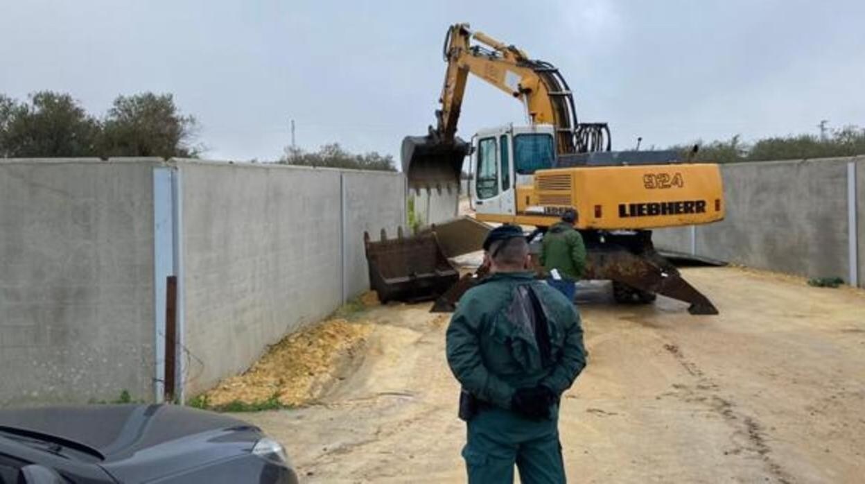 La Guardia Civil supervisa el derribo de una construcción en Sevilla