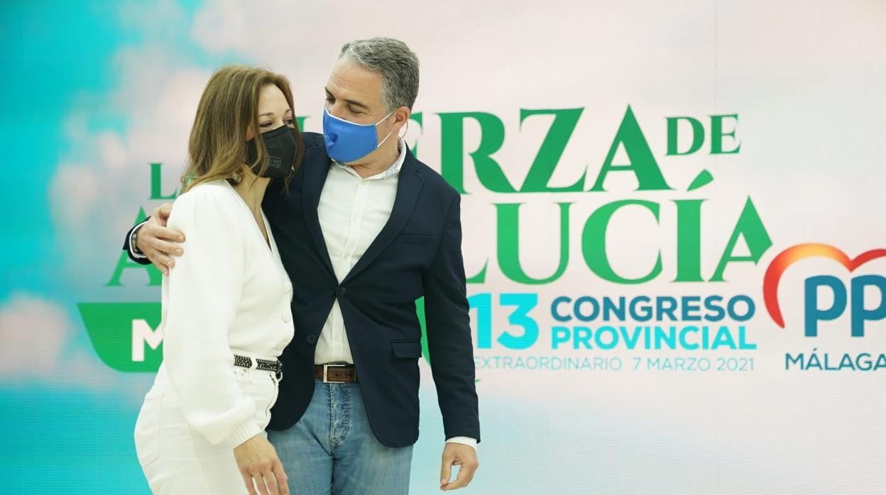 Elías Bendodo abraza a Patricia Navarro durante el congreso del PP de Málaga