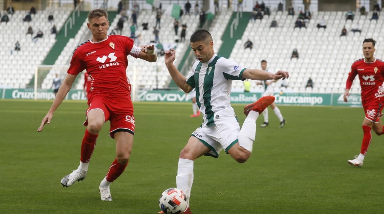 Jesús Álvaro realiza un centro en el partido del Córdoba CF ante el Murcia este domingo en El Arcángel