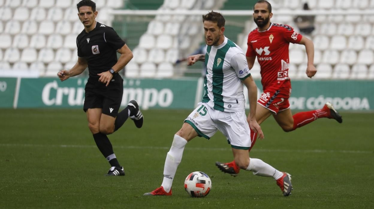 Nahuel Arroyo conduce el balón ante un rival del Murcia