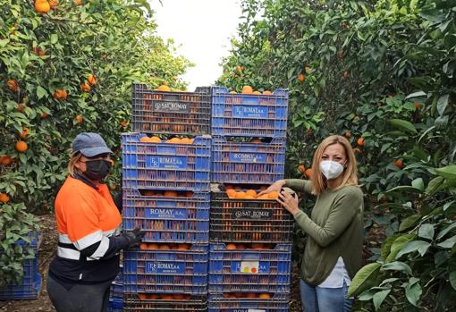 María Ángeles Herrero junto a una trabajadora en Palma del Río