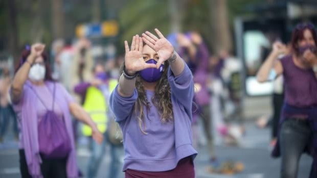 Unas 150 personas acuden a un baile feminista en Málaga en un 8M sin multitudes