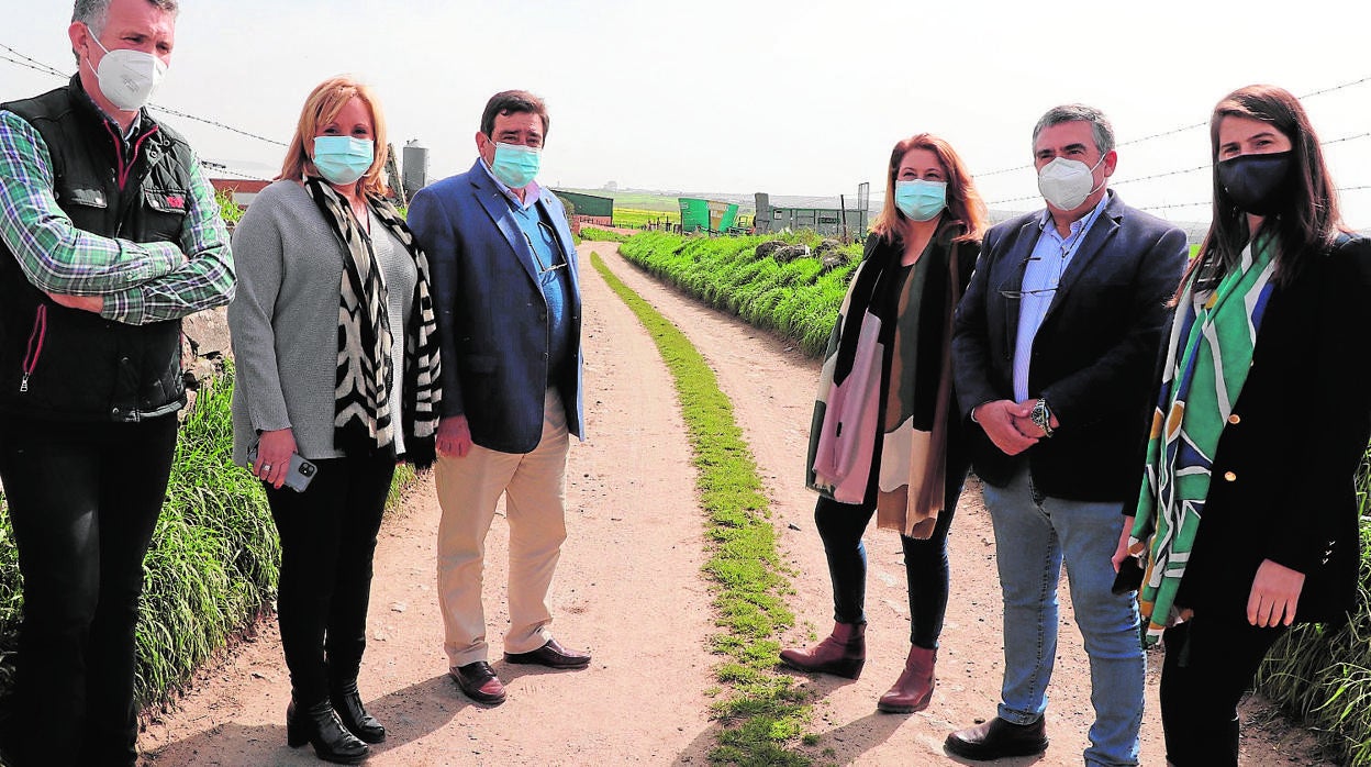 la consejera de Agricultura (tercerda por la derecha) en la presentación de las obras en un camino rural de Córdoba