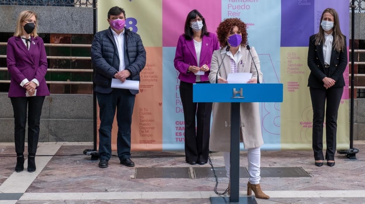 Desde la izquierda, Manuela Parralo, Gabriel Cruz, M. Antonia Peña, M. Eugenia Limón y Bella Verano