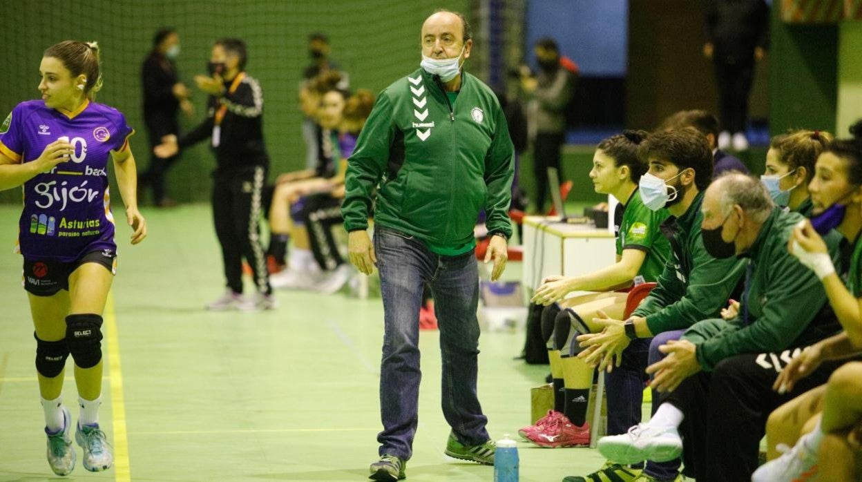 El entrenador del Adesal Córdoba, Rafael Moreno, en el partido ante La Calzada Gijón