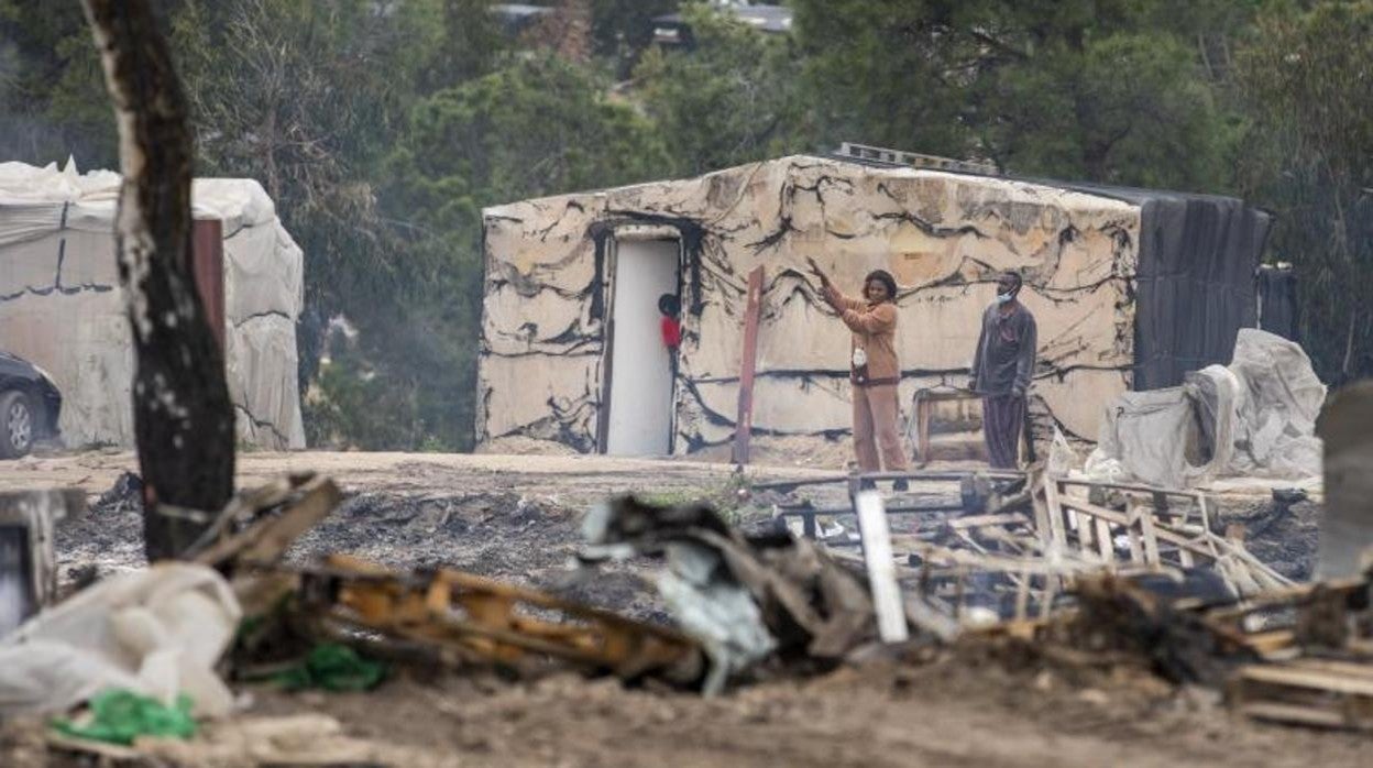 Asentamiento chabolista en Palos de la Frontera, tras un reciente incendio