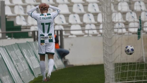 Sin Valverde y pendiente de Sidibé, un agujero en la banda derecha del Córdoba CF para viajar a El Ejido