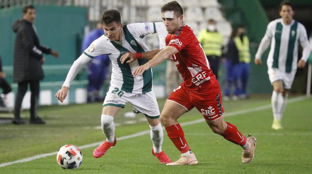 Luismi intenta marcharse de un rival del Real Murcia