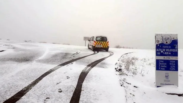 El granizo y la nieve cortan varias carreteras en las sierras de Almería